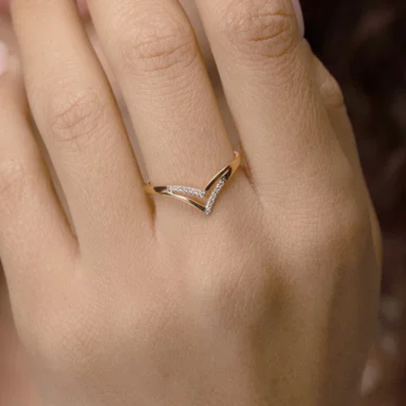 9K Gold V-Shaped Diamond Ring 5