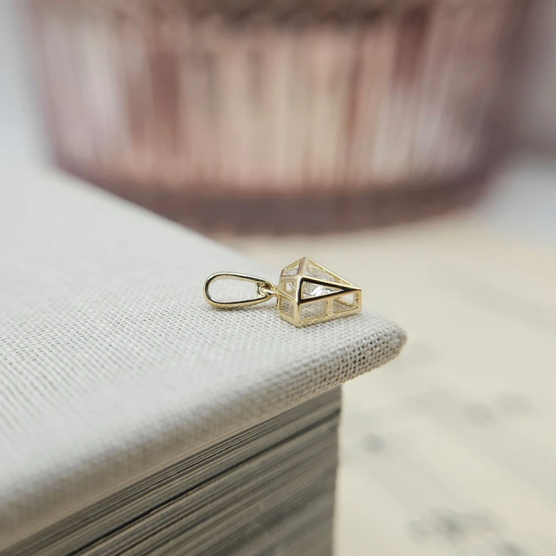 9K Diamond-Shaped Pendant 8