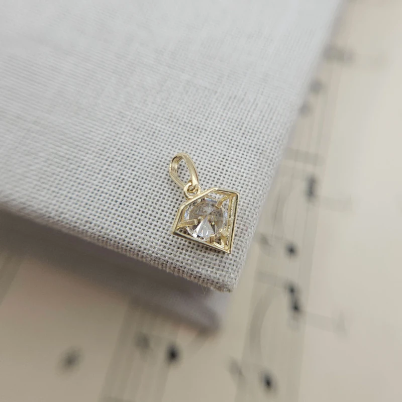 9K Diamond-Shaped Pendant 9