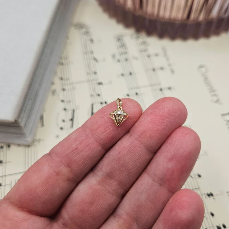 9K Diamond-Shaped Pendant 10