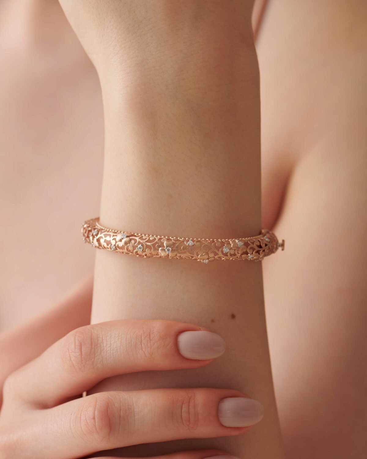 9K Gold Clover Oval Bangle 3