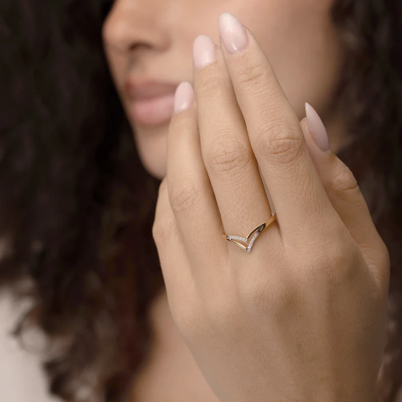 9K Gold V-Shaped Diamond Ring 7