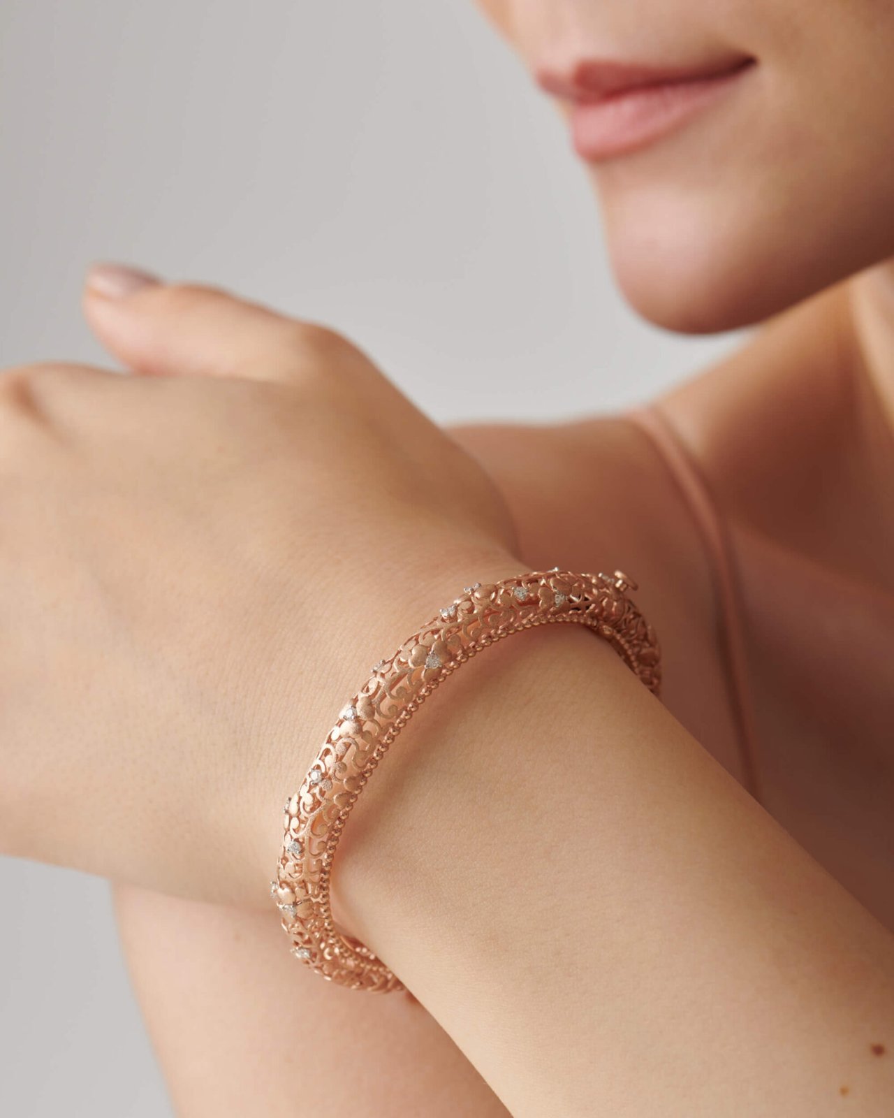 9K Gold Clover Oval Bangle
